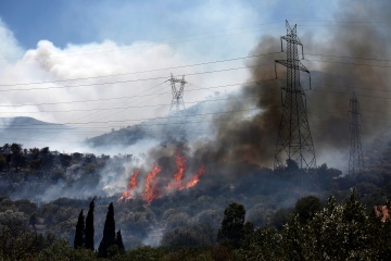 Griechische Resorts wurden evakuiert, als im „Hitzesturm“ von Charon bei 44 °C gewaltige Waldbrände ausbrachen