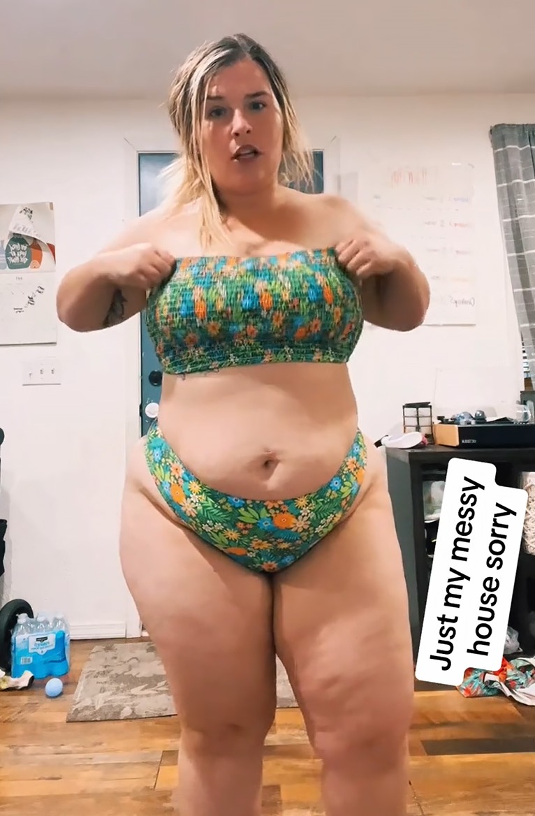 Die Content-Erstellerin teilte ihren Followern mit, dass sie vom Bandeau-Bikini nicht sonderlich begeistert sei