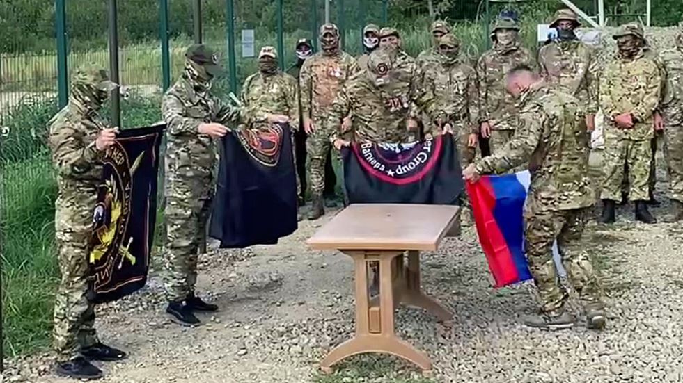 Soldaten haben heute die russische Flagge abgenommen, bevor sie das Wagner-Hauptlager in Russland verlassen haben