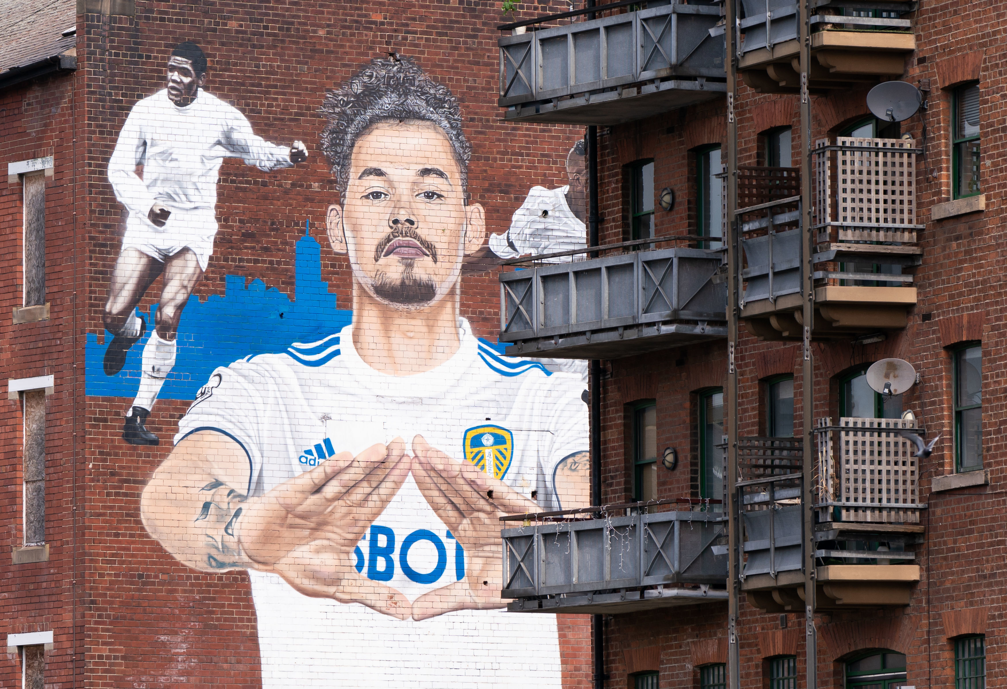 Im Jahr 2020 erschien im Stadtzentrum von Leeds ein 40 Fuß großes Wandgemälde von Kalvin