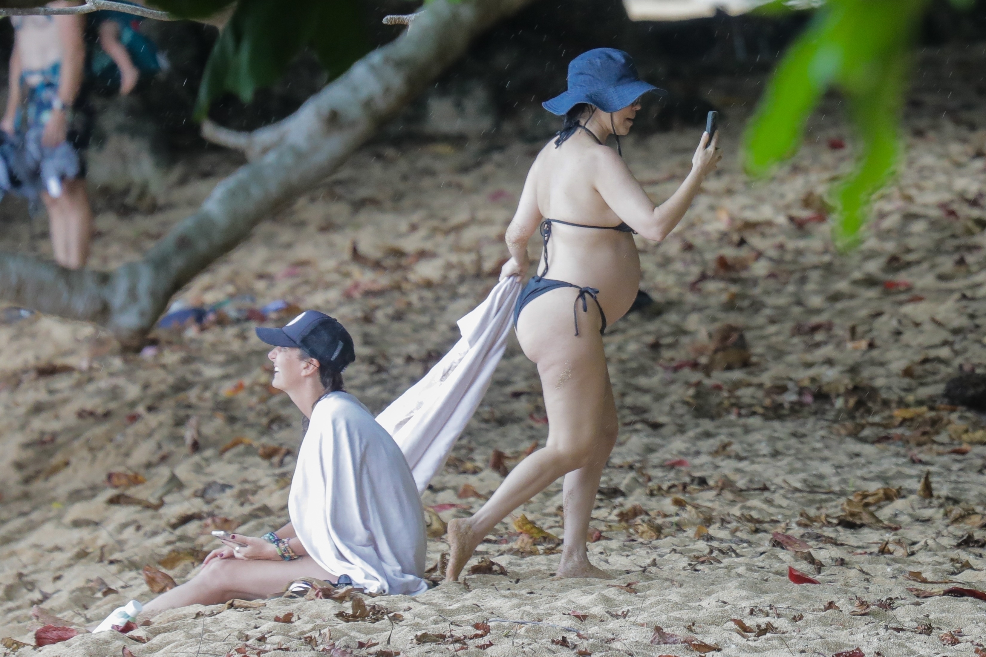 Kourtney trug einen superkleinen String-Bikini, während sie ihren Strandtag genoss
