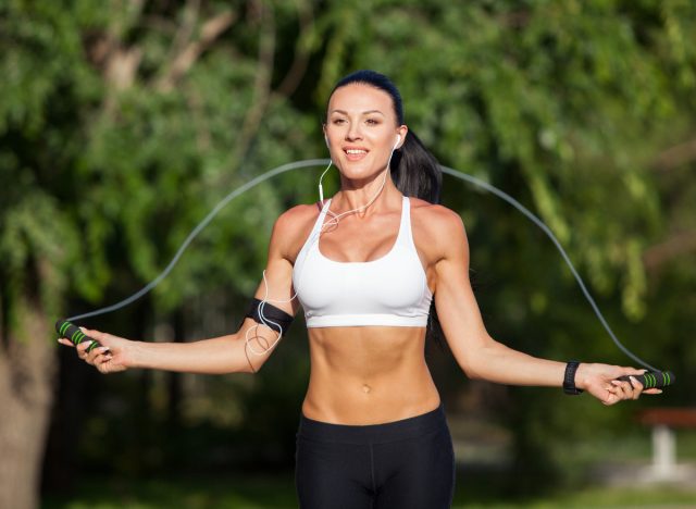 Fitte Frau beim Seilspringen zur Gewichtsabnahme, Konzept zum Abnehmen von Bauchfett in 30 Tagen