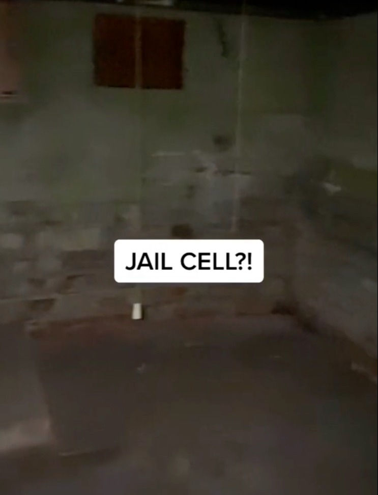 Es gab viele gruselige Dinge darin, darunter eine alte Gefängniszelle im Keller