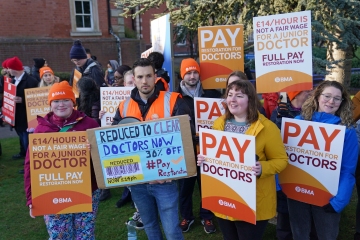Erster Streik leitender Ärzte wegen 128.000 Pfund, um „NHS zum Erliegen zu bringen“
