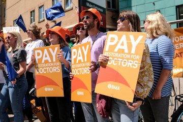 Ärzte im Wert von 128.000 Pfund beschweren sich, dass es ihnen schlechter geht als anderen Arbeitnehmern, um Streiks zu rechtfertigen