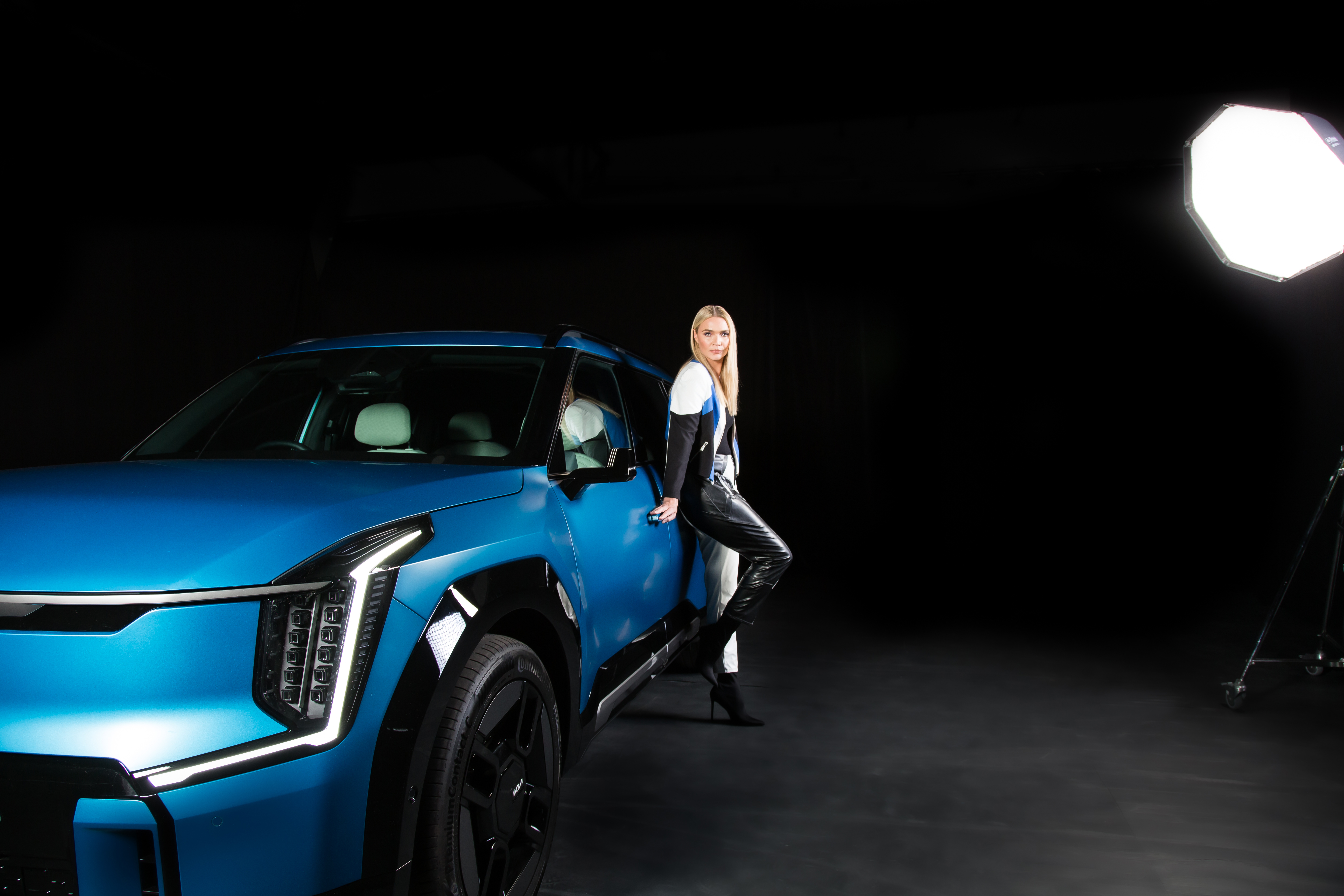 Die Autoliebhaberin Jodie erlitt bei der Markteinführung des neuen Kia EV9, dem ersten siebensitzigen Elektro-SUV, einen Stromschlag mit einer Million Volt