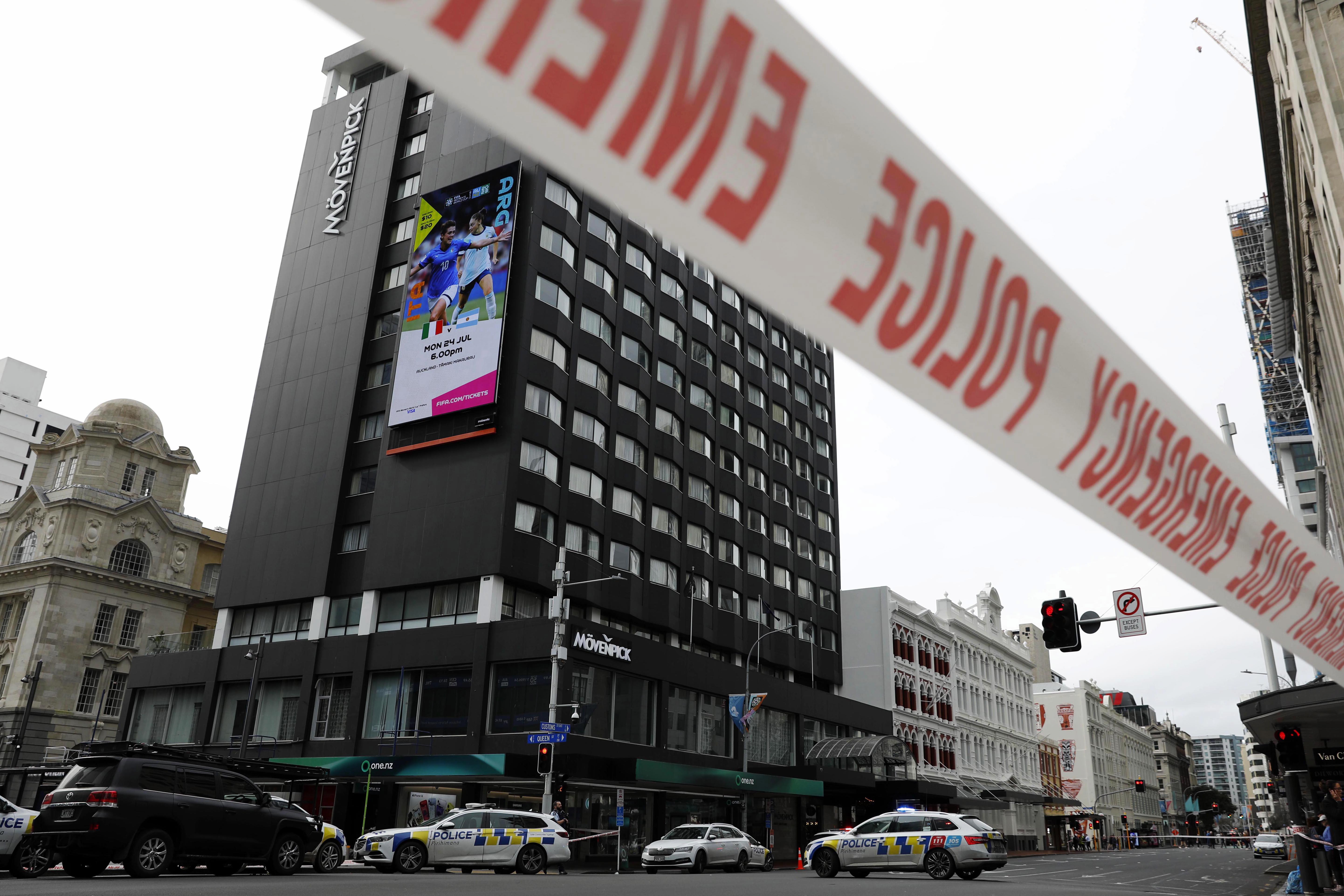 Der Vorfall ereignete sich im zentralen Geschäftsviertel von Auckland, zwei Meilen von Eden Park entfernt, wo Neuseeland im Eröffnungsspiel des Wettbewerbs gegen Norwegen spielen wird