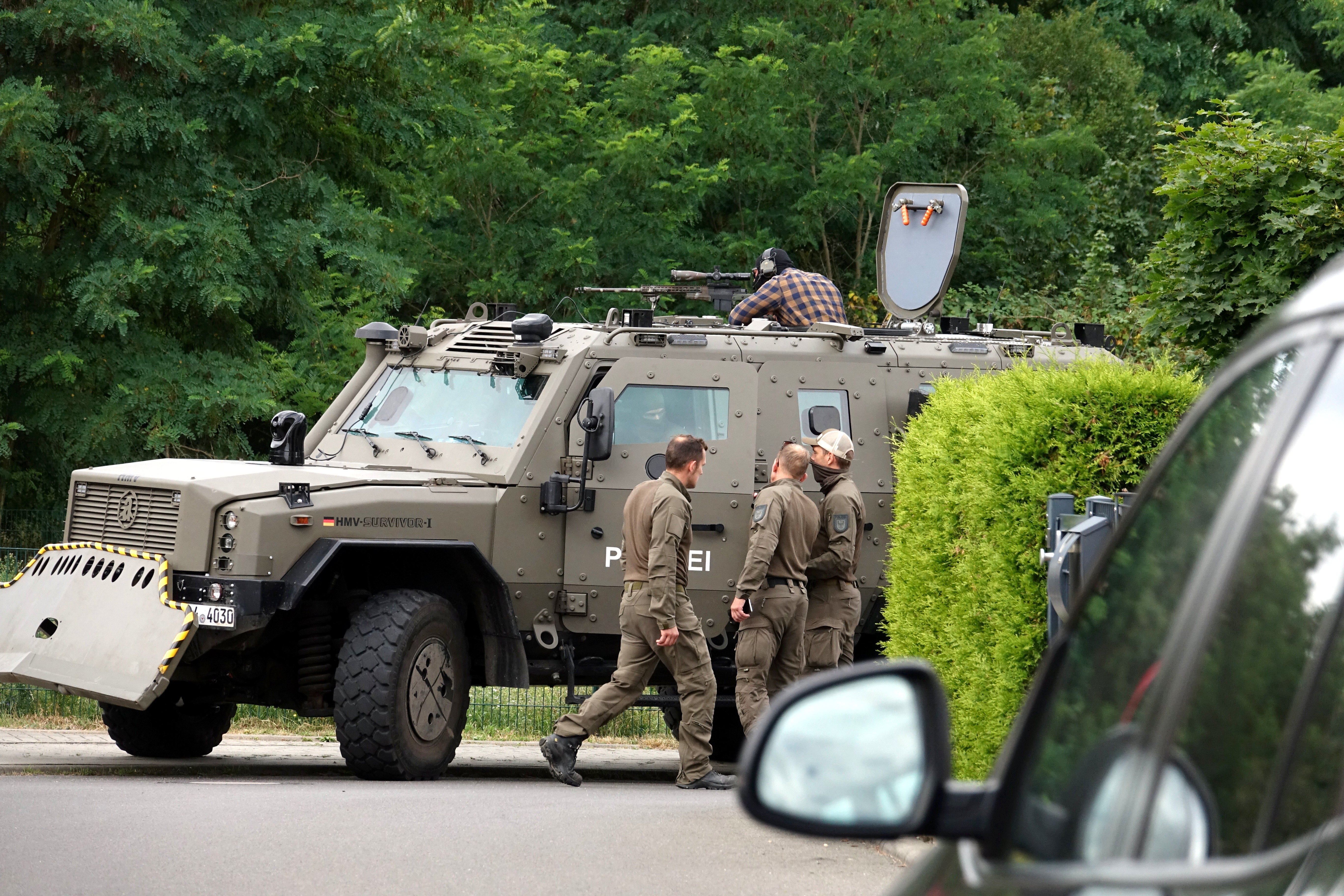 Die Polizei setzt nun bewaffnete Fahrzeuge, Hubschrauber, Hunde und Jäger ein, um es zu finden