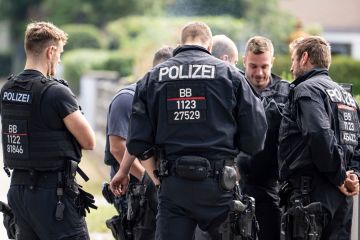 Polizisten befehlen Einheimischen, drinnen zu bleiben, da in Berlin gesehener Löwe nicht aus Zoo entkommen konnte