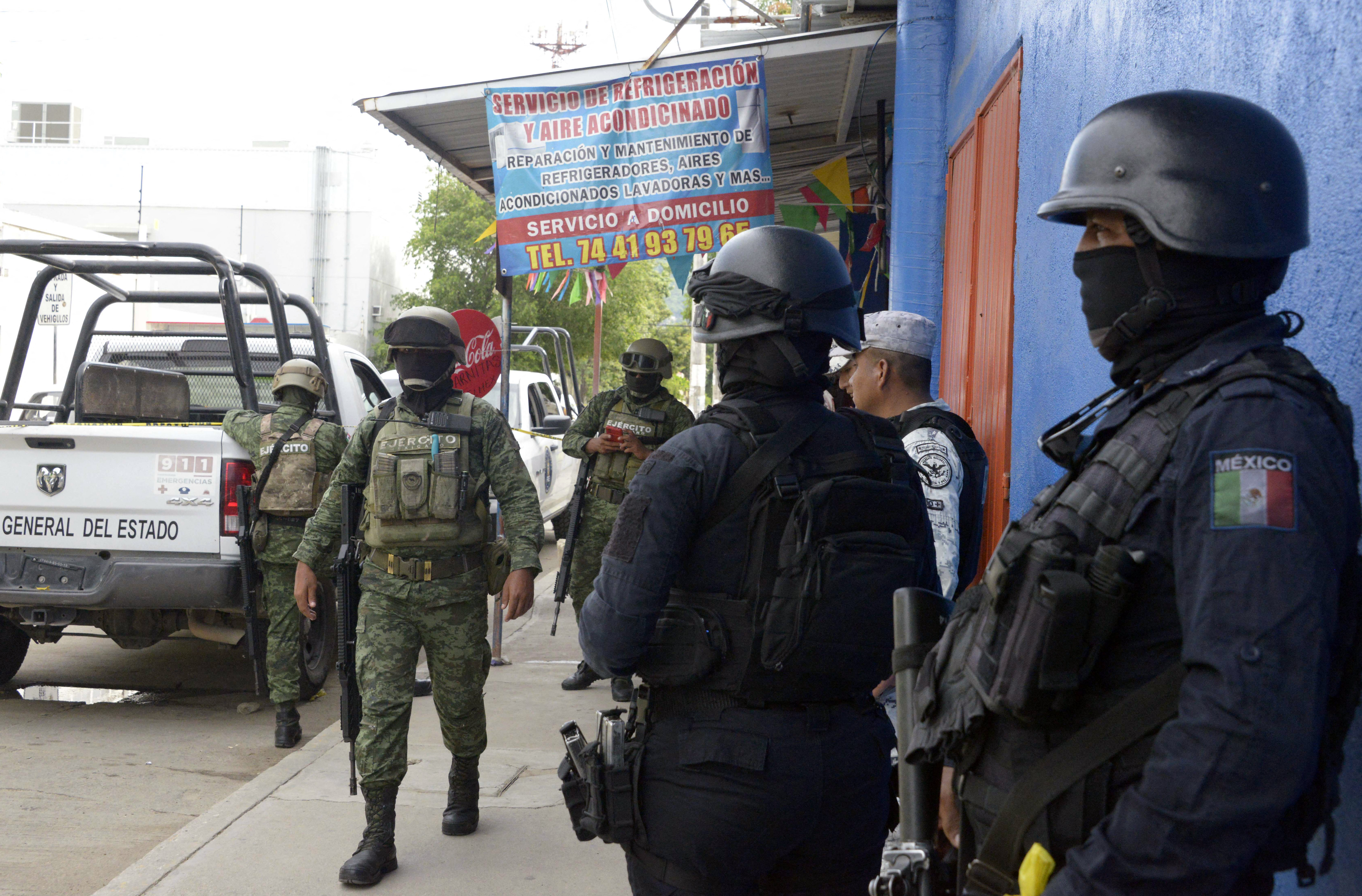 Soldaten der mexikanischen Armee und Staatspolizei am Ort der Hinrichtung eines führenden Journalisten am vergangenen Wochenende