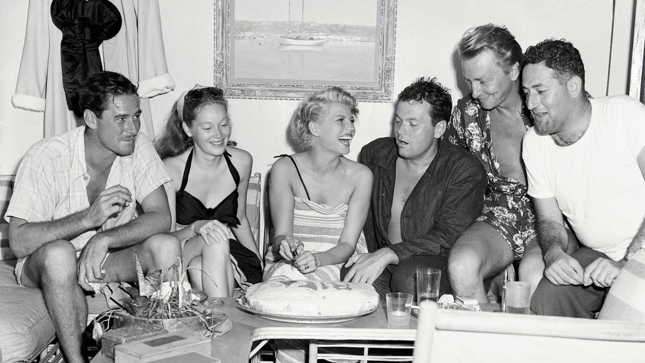 Errol Flynn (links) veranstaltete 1946 auf seiner Yacht eine Geburtstagsfeier für Rita Hayworth (Mitte) mit ihrem Ehemann Orson Welles