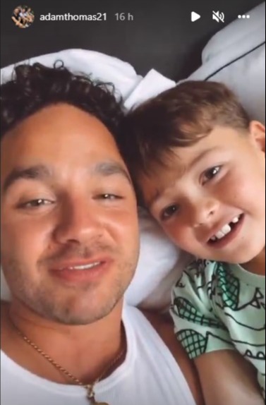 Adam zeigt seinem Sohn Teddy sein neues Zimmer