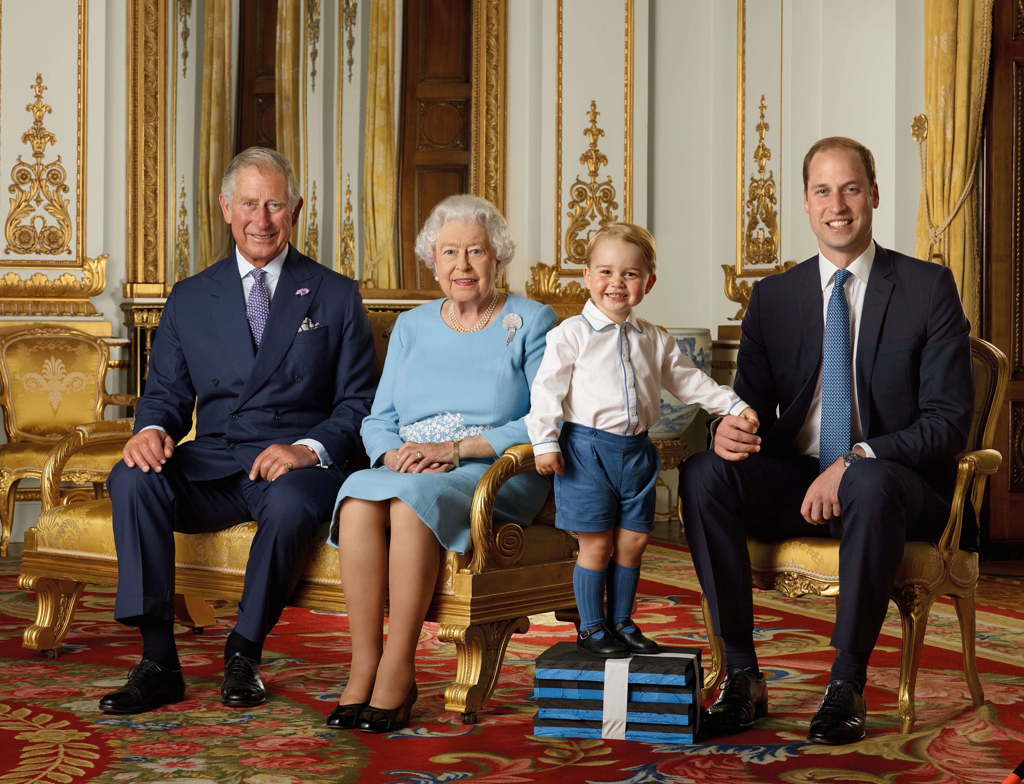 Dieses Porträt von George mit Charles, der Königin und William war ein Sonderauftrag der Post zum 90. Geburtstag der Königin