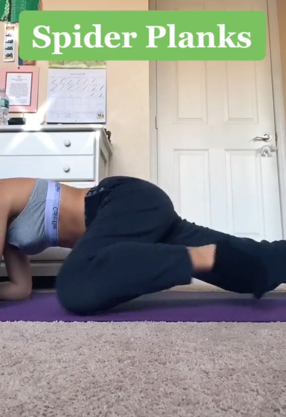 Sie machte Planks und Crunches auf einer Yogamatte auf dem Boden