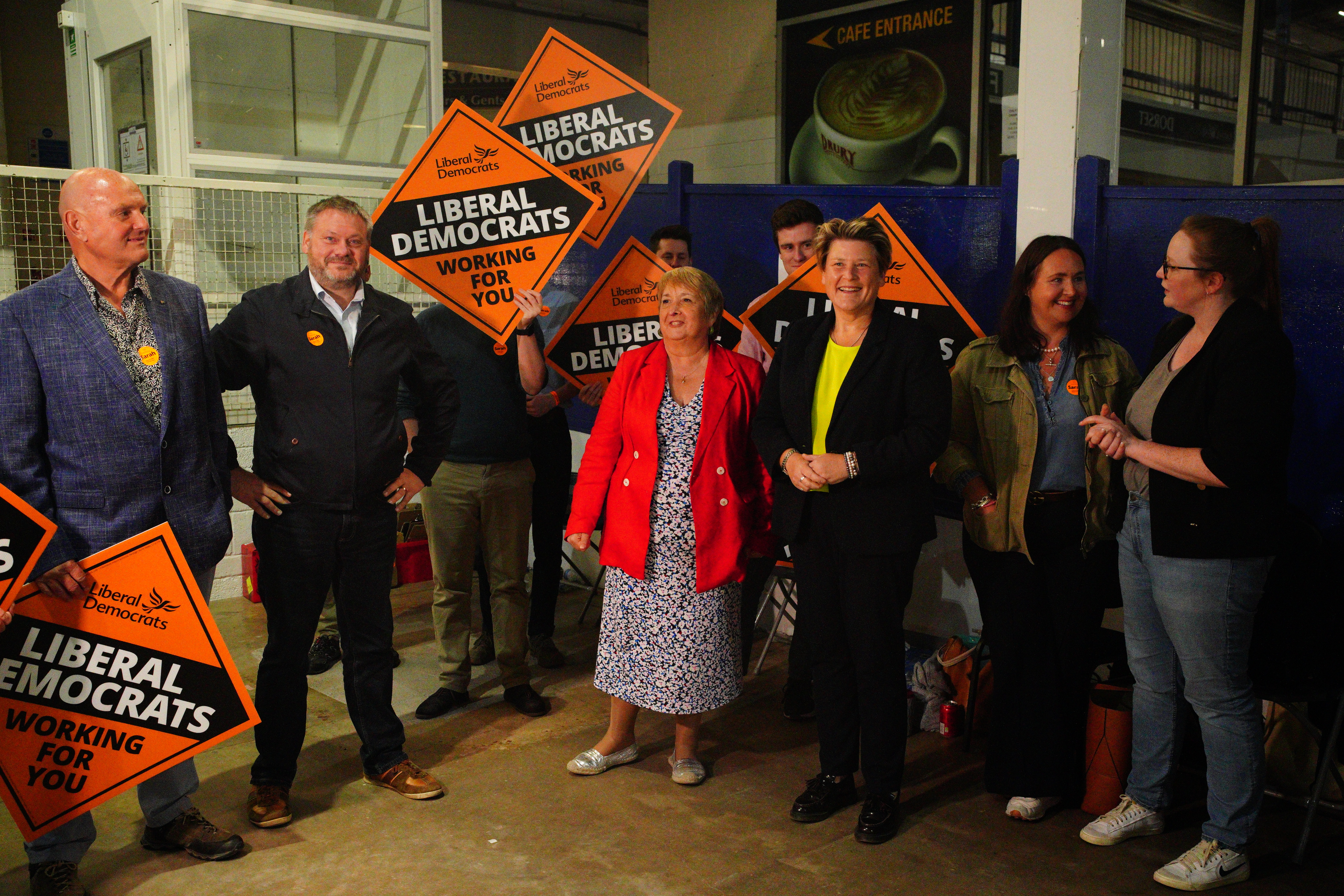 Sarah Dyke, Kandidatin der Liberaldemokratischen Partei, feiert den Sturz der 11.000-Mehrheit und den Sieg von Somerton und Frome
