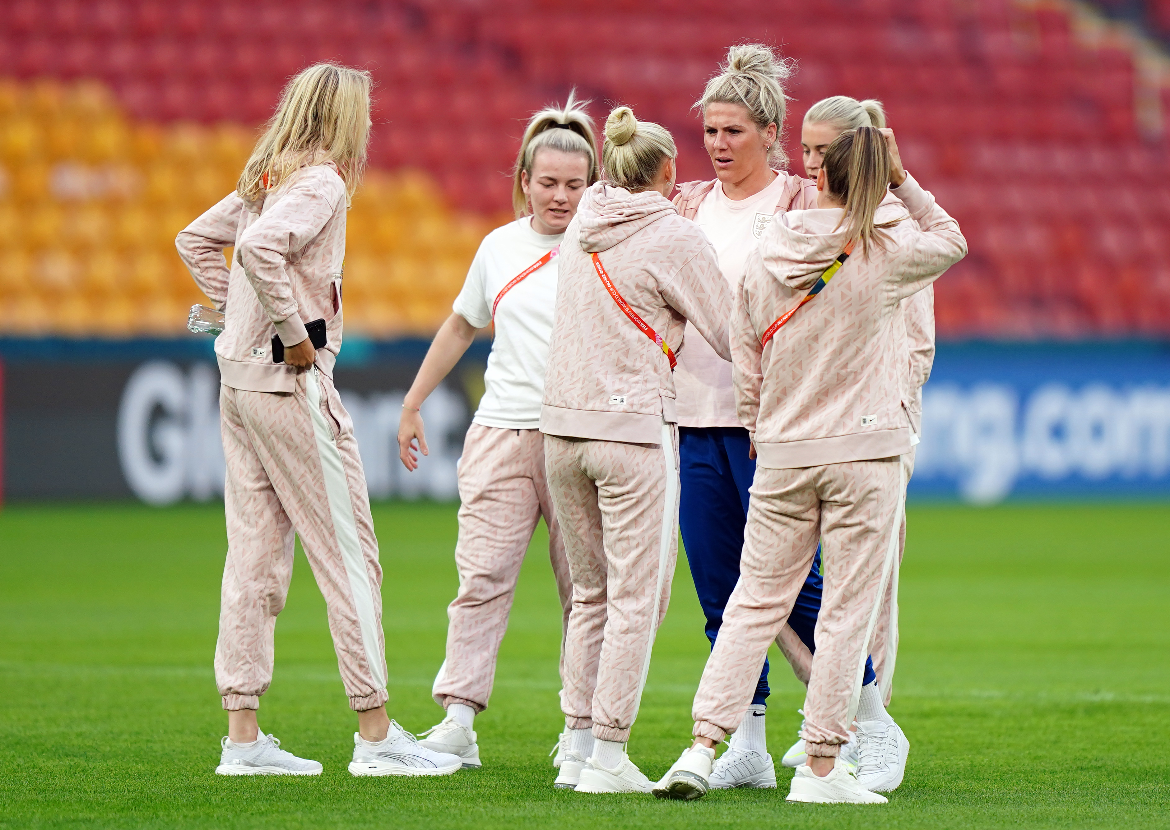 Englands Millie Bright mit Teamkollegen im Brisbane Stadium