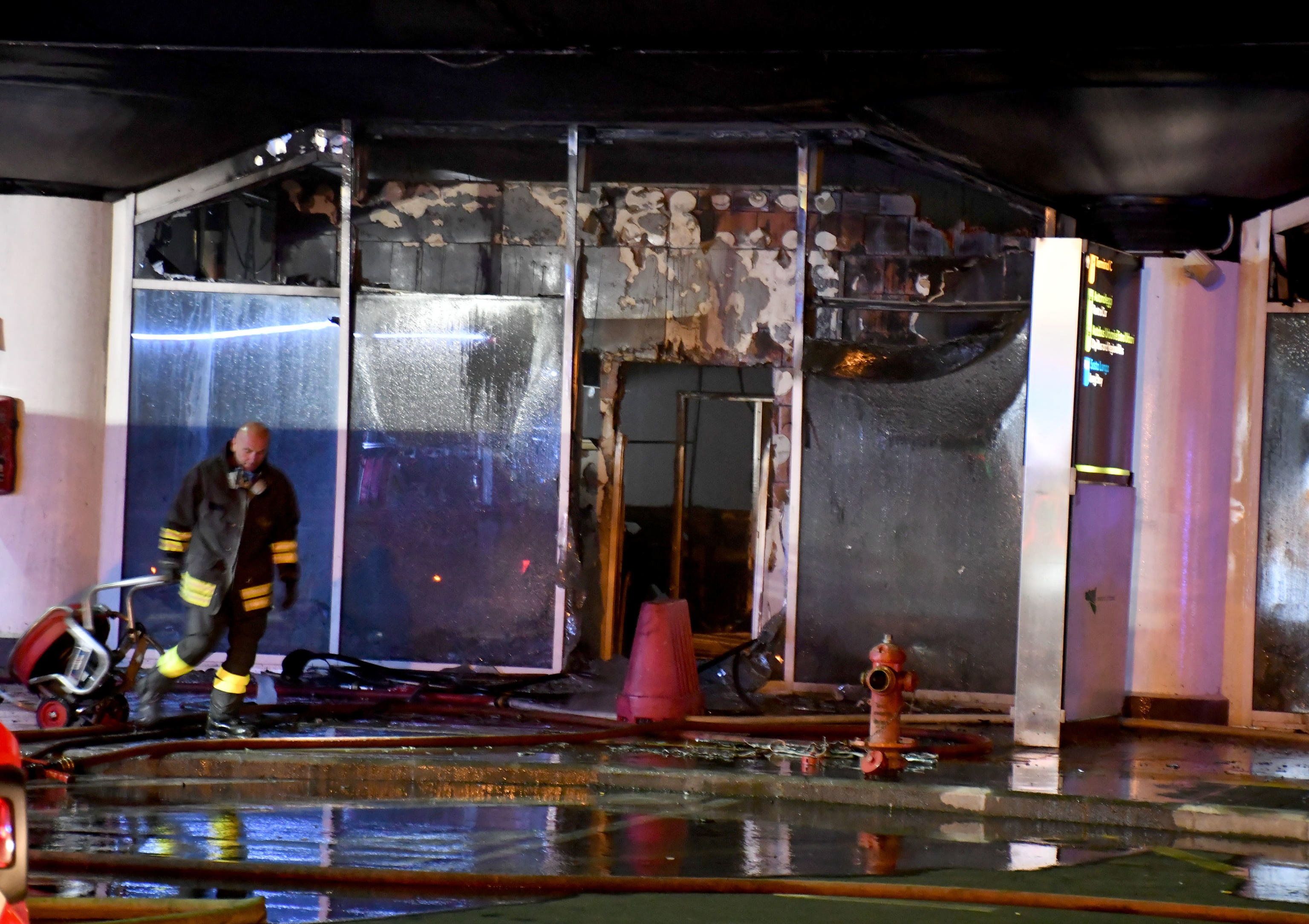 Das Feuer brach am Sonntagabend im Terminal A aus, das jedoch weiterhin geschlossen ist