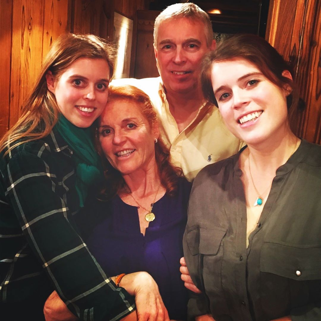 Sarah ist mit ihrem Ex-Mann Prinz Andrew und ihren Töchtern Beatrice und Eugenie abgebildet