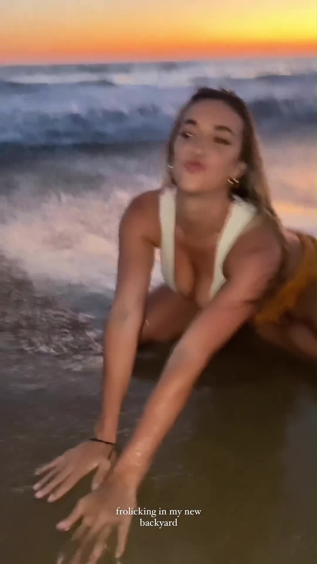 Kayla hat einen Videoclip von sich am Strand gepostet