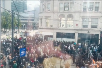 Moment, in dem Hunderte Schulkinder im Stadtzentrum randalieren, als die Polizei „mit Eiern zuschlägt“