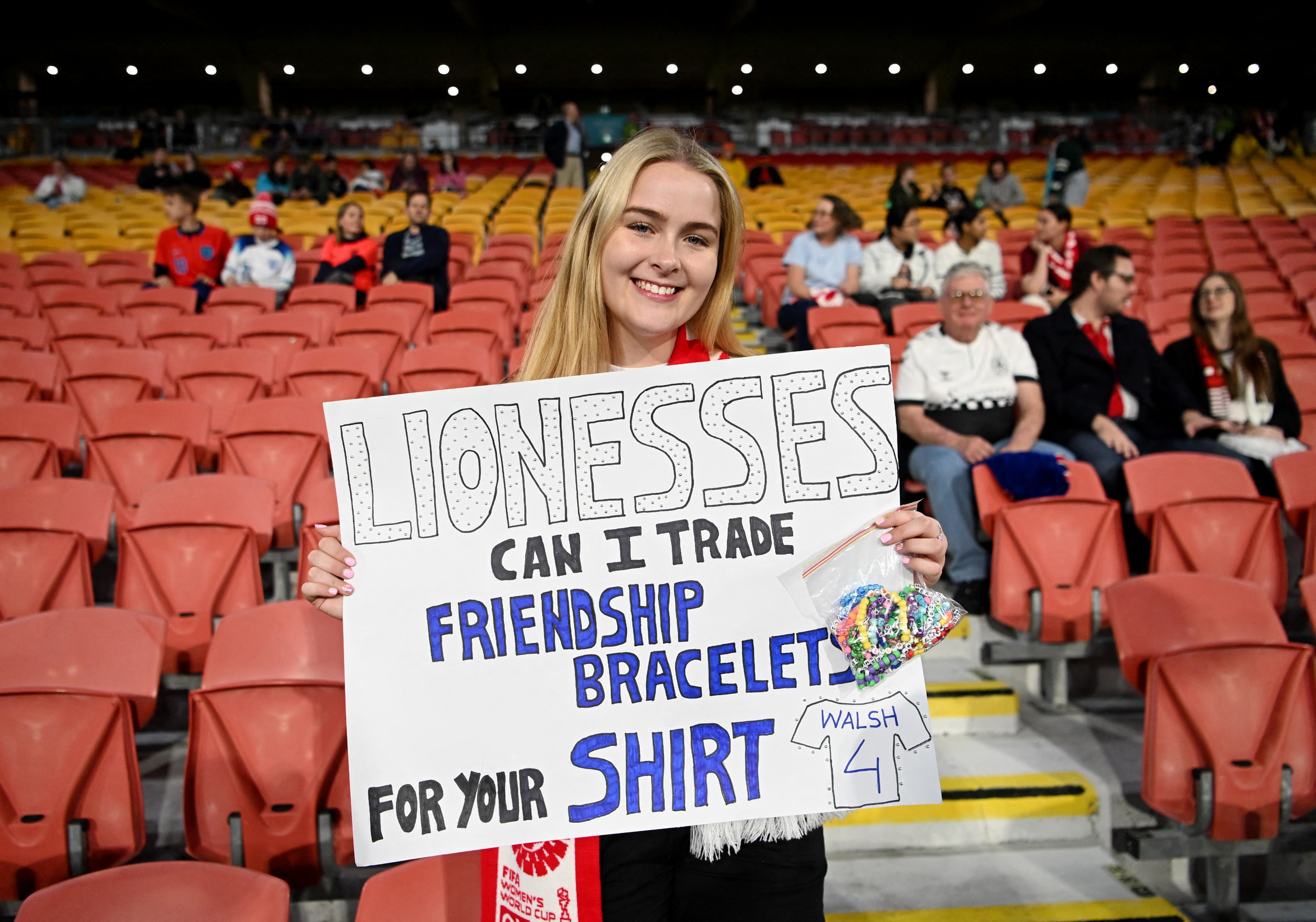 Einige Fans trugen Schilder mit der Aufschrift „England gegen Haiti“ ins Stadion