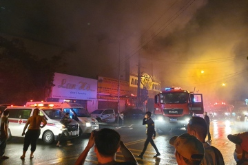 Bei einem Brand in einer Karaoke-Bar kommen 12 Menschen ums Leben und 40 werden verletzt, während Überlebende aus dem Gebäude springen, um zu fliehen