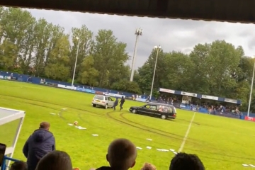 Das Fußballspiel gerät ins Chaos, als maskierte Männer das Leichenwagenfeld stürmen
