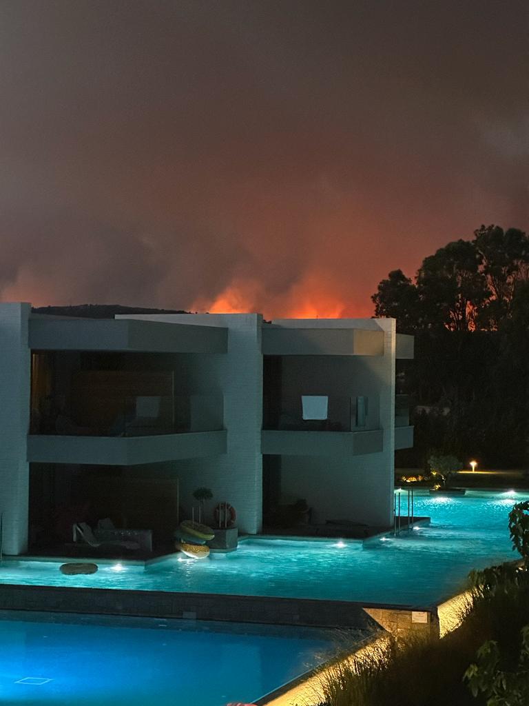 Aufnahmen des verheerenden Feuers, das sich schnell ihrem Hotel nähert