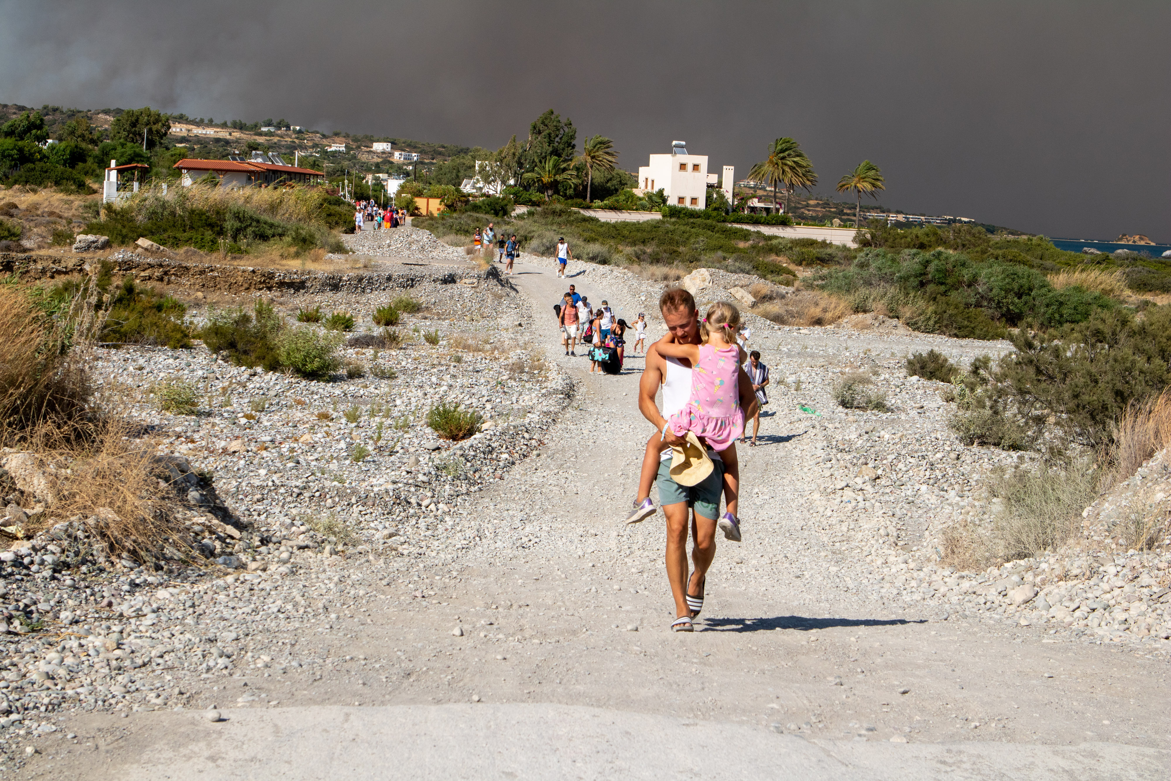 Bilder zeigten Kolonnen von Menschen, die aus Dörfern und Ferienorten auf der Insel Rhodos flohen