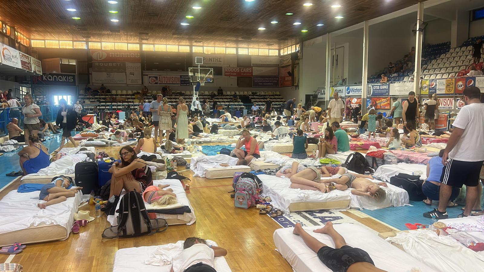 Bilder zeigen Touristen, die nach der Evakuierung auf Matratzen in Schulturnhallen schlafen