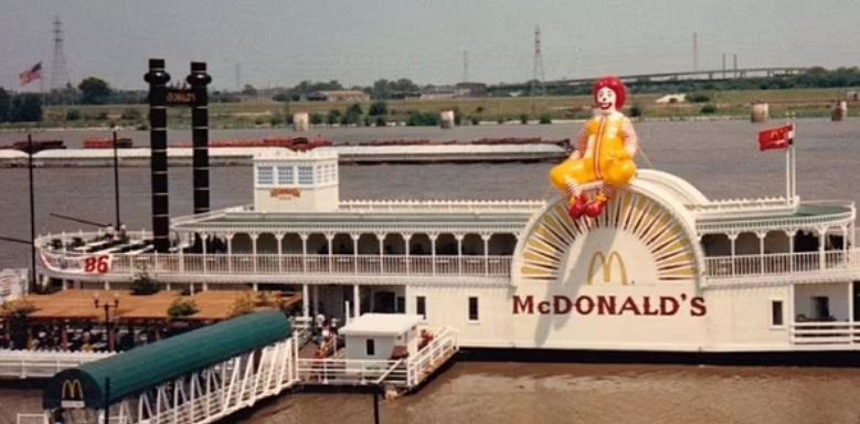 Die beliebte Kette eröffnete 1980 ihr erstes McBoat auf dem Mississippi
