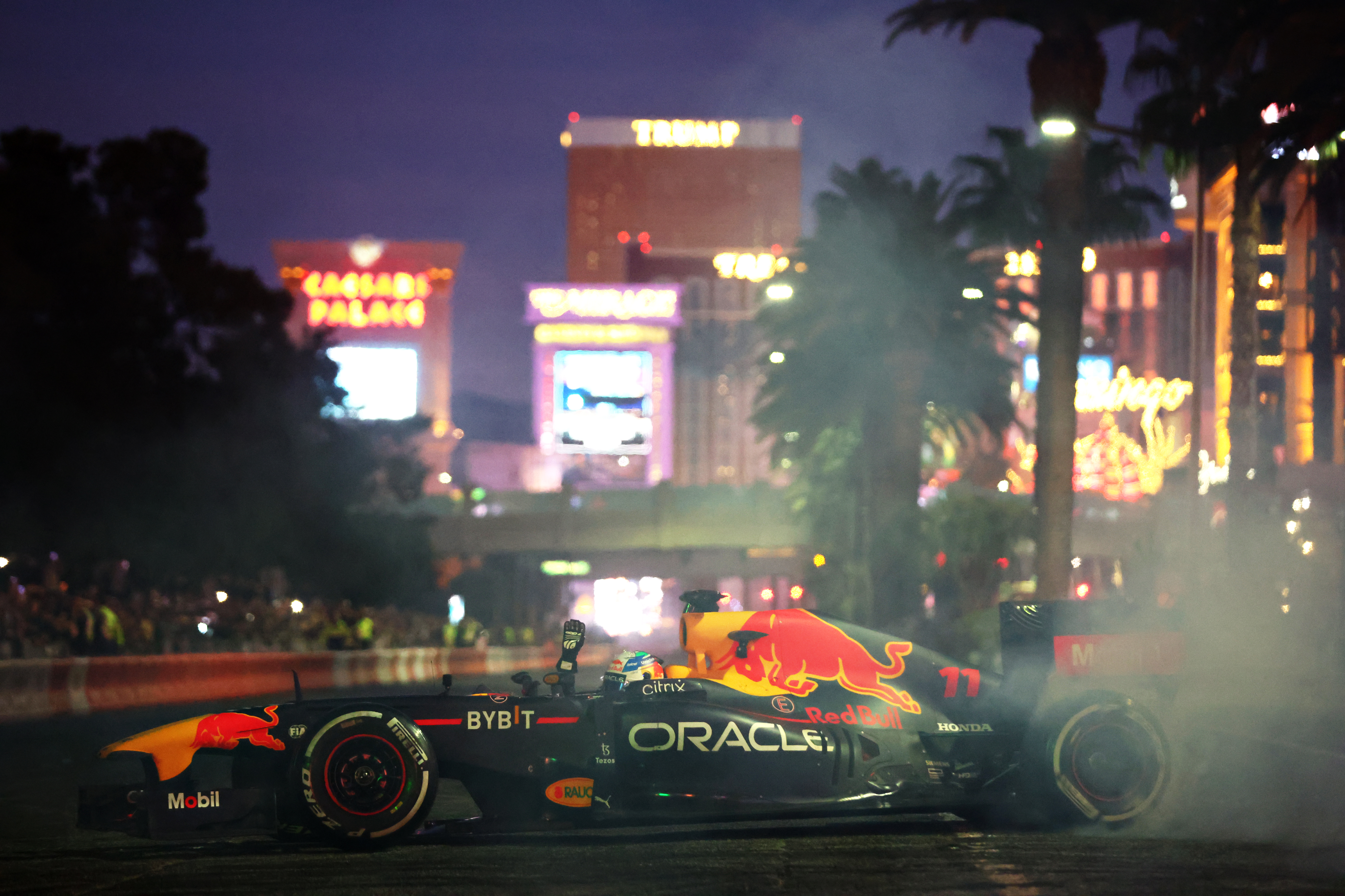 Sergio Perez von Red Bull fuhr im Rahmen der Werbung für das Rennen auf dem Las Vegas Strip