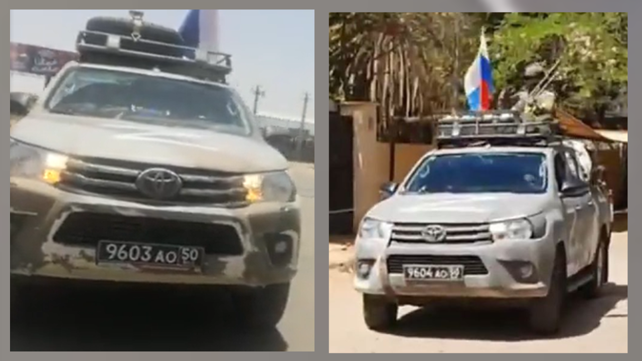 Das Bild links ist ein Standbild aus dem viralen Video.  Das Bild rechts wurde auf dem Telegram-Kanal der russischen Botschaft im Sudan veröffentlicht.  Zu sehen ist der gleiche weiße Toyota HiAce-Van, mit dem gleichen Gepäck auf dem Dach und der russischen Flagge.