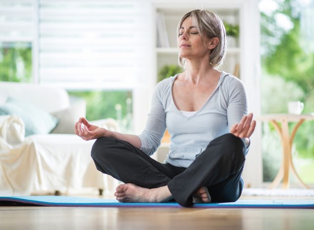 Frau meditiert zu Hause, Konzept, wie man nach 40 Gewicht verliert