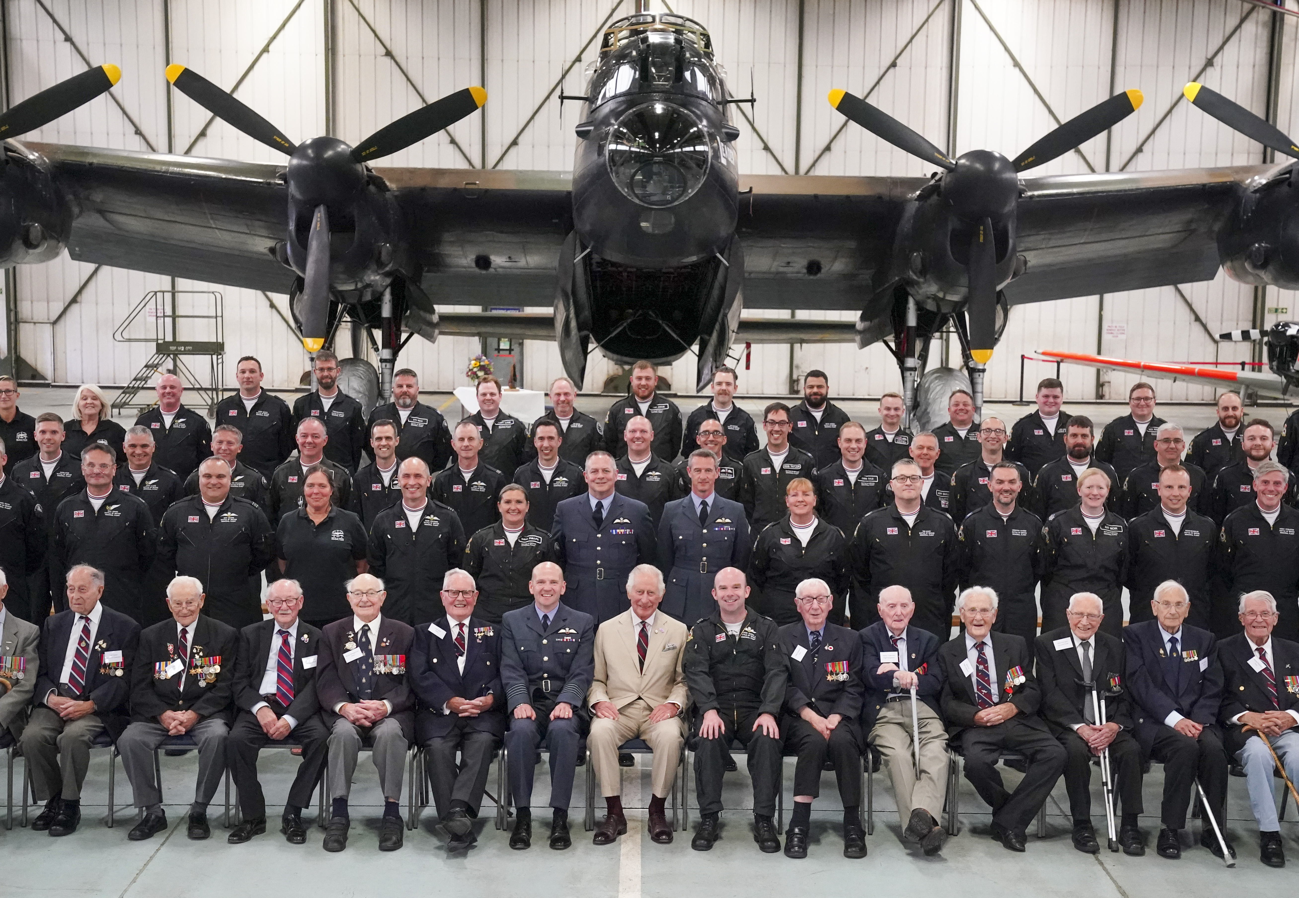 RAF-Helden stellen sich für ein Foto mit König Charles auf