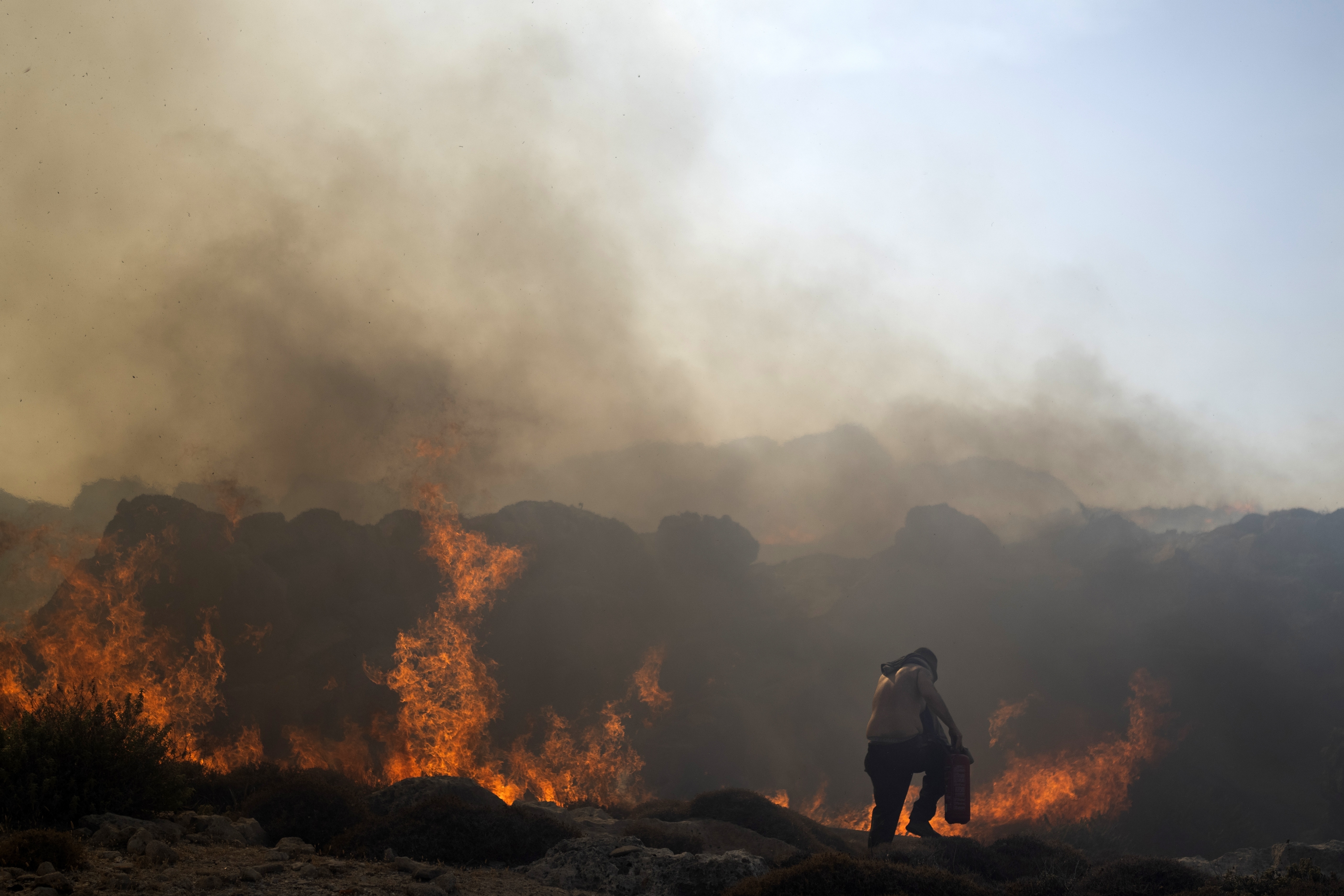 Auf der griechischen Ferieninsel Rhode wüten Waldbrände