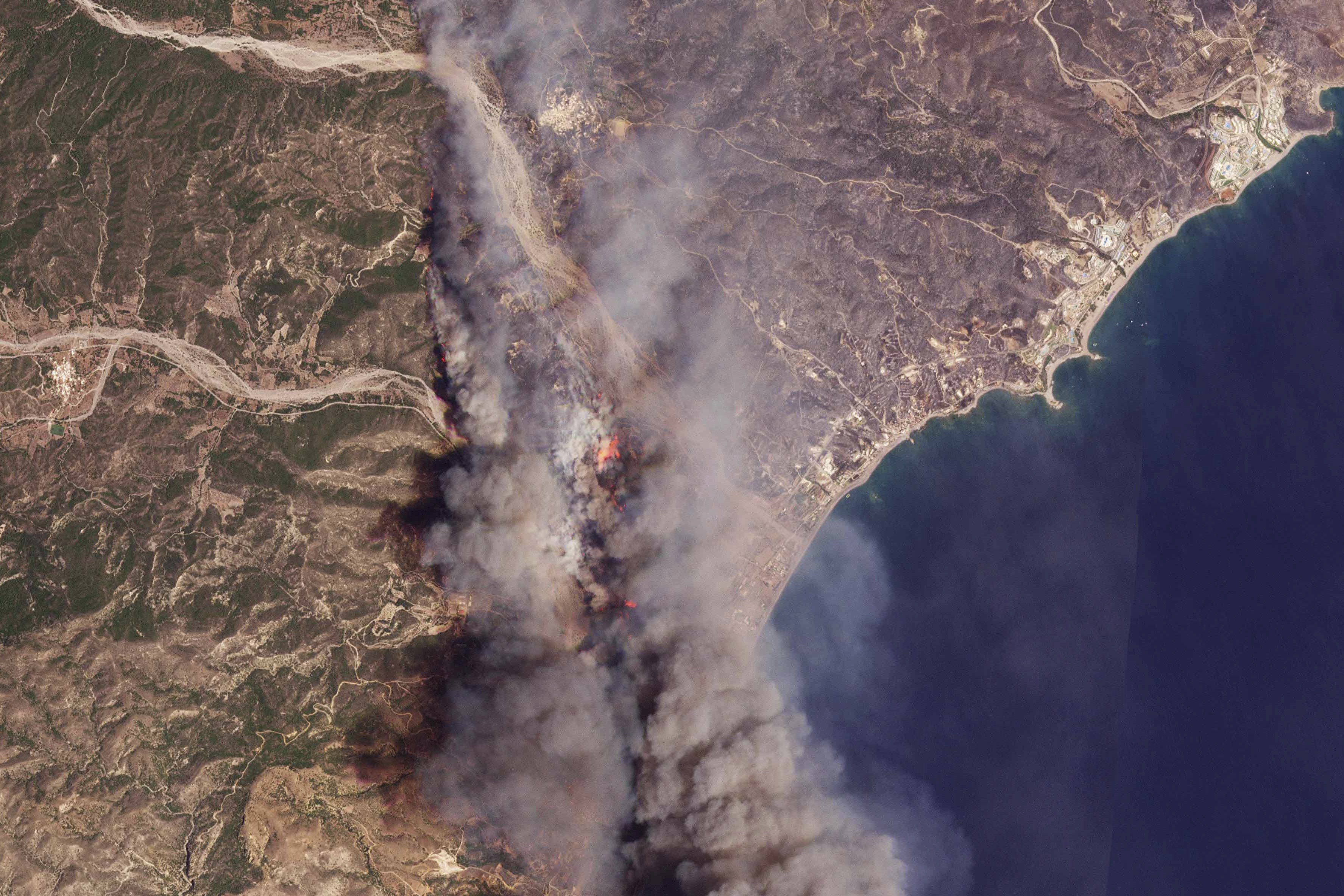 Ein Satellitenbild von Planet Labs PBC zeigt die Brände auf Rhodos