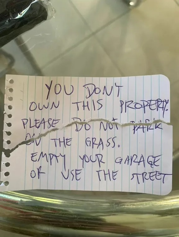 Die Reaktion der Nachbarin bestand darin, diesen Zettel an ihrem Auto zu hinterlassen