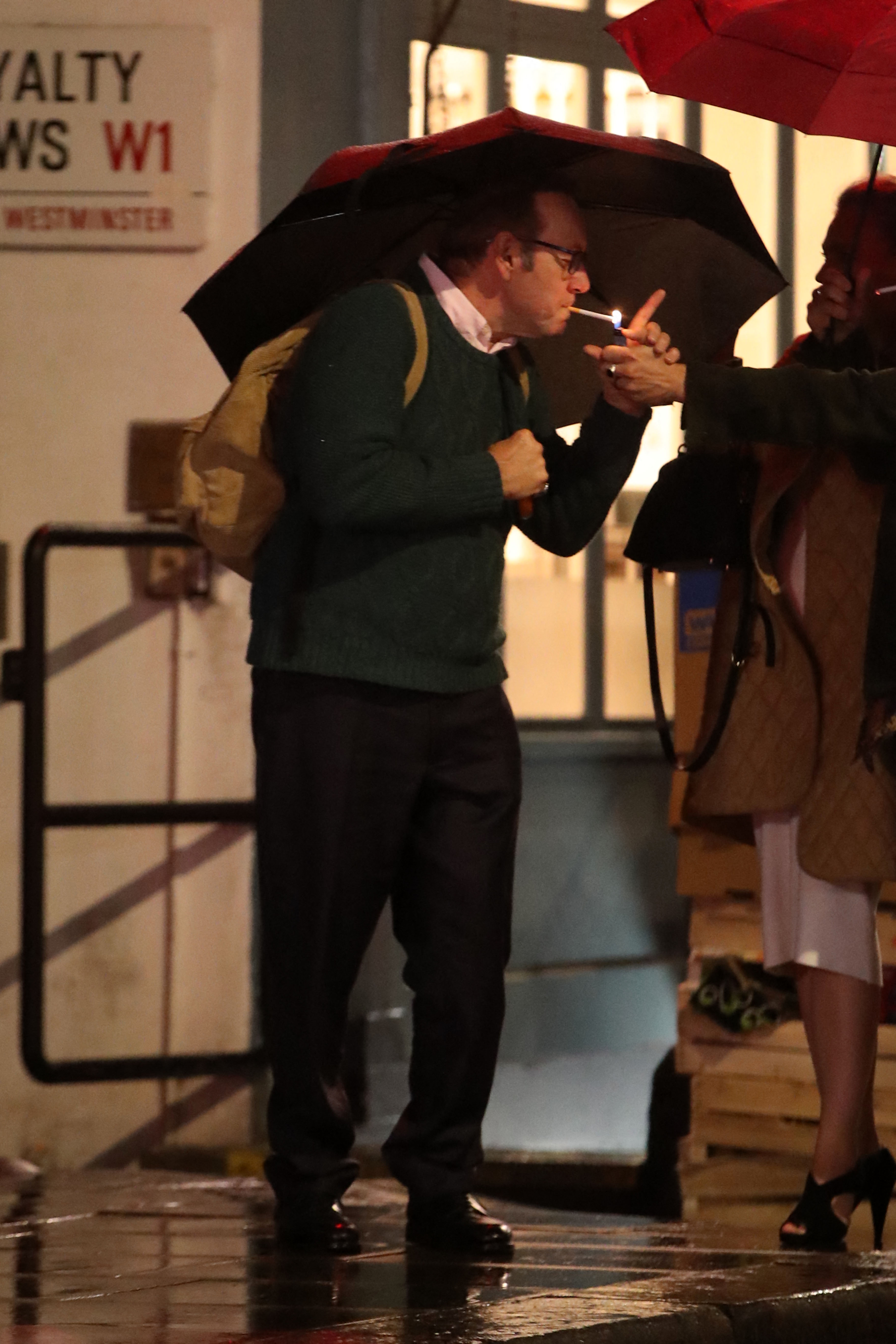 Der Oscar-Preisträger genoss eine Zigarette vor dem Londoner Groucho Club