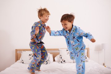 Eltern teilen mit, wie lange sie ihre Kinder vor dem Waschen in Pyjamas tragen lassen. Was tun Sie also?