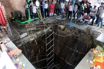Beim Einsturz des Tempelbodens stürzten Gläubige in einen Brunnen und forderten 35 Tote