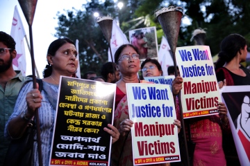 15.000 Demonstranten fordern Verhaftungen, nachdem in Indien Frauen von einem Mob nackt vorgeführt wurden
