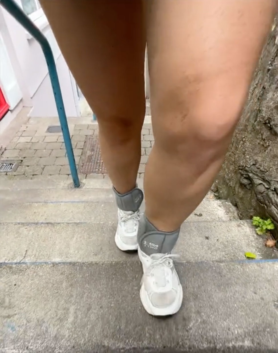 Robyn zeigte ihren Followern ihre Knöchelgewichte in Aktion, während sie auf ihrem Spaziergang eine Treppe bewältigte