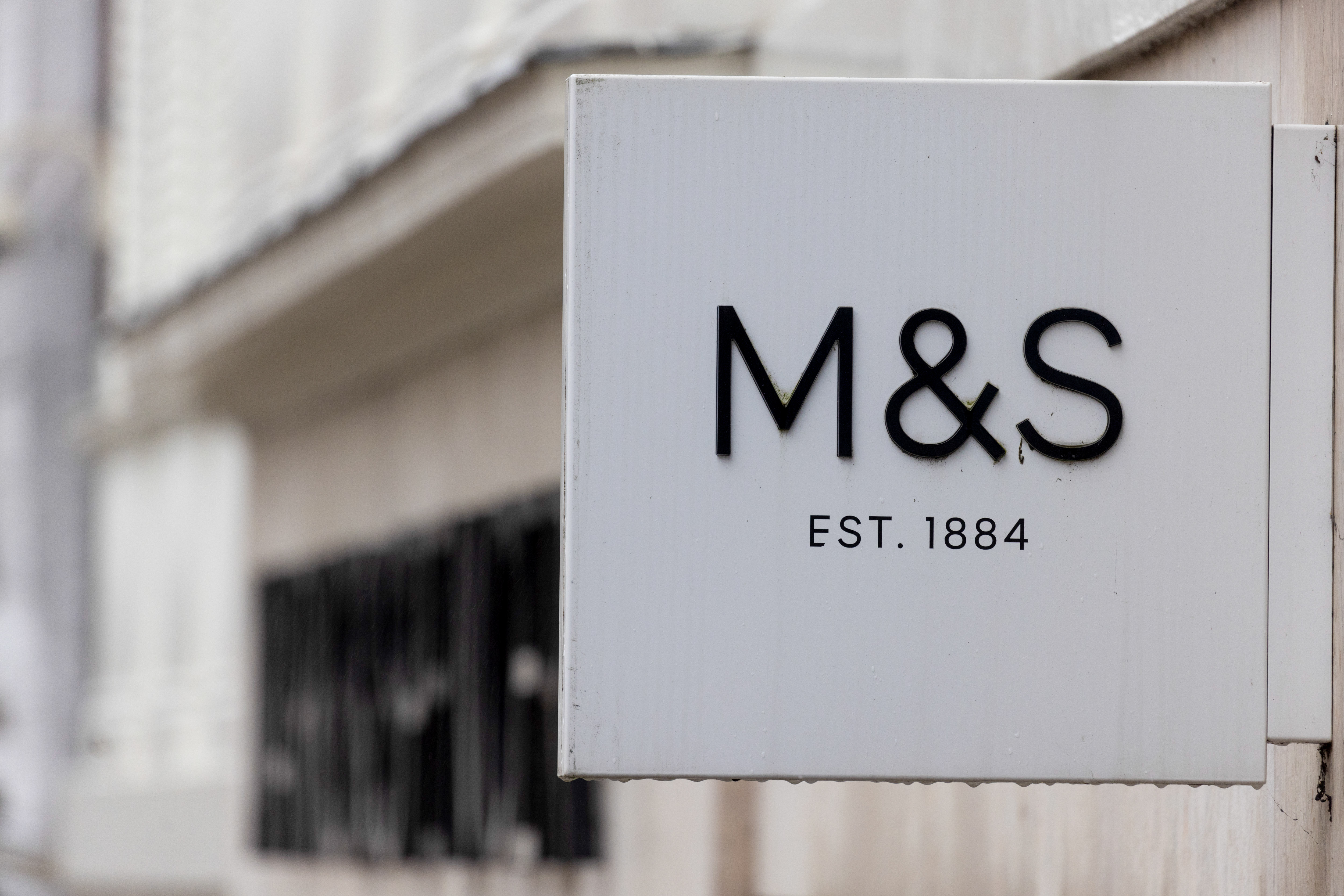 Die Umhängetasche aus Kunstleder der M&S Collection kostet nur 35 £