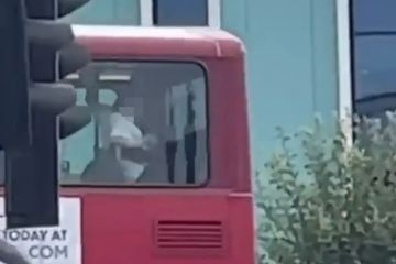 Schockierender Moment: Paar hat Sex auf dem Oberdeck eines Doppeldeckerbusses