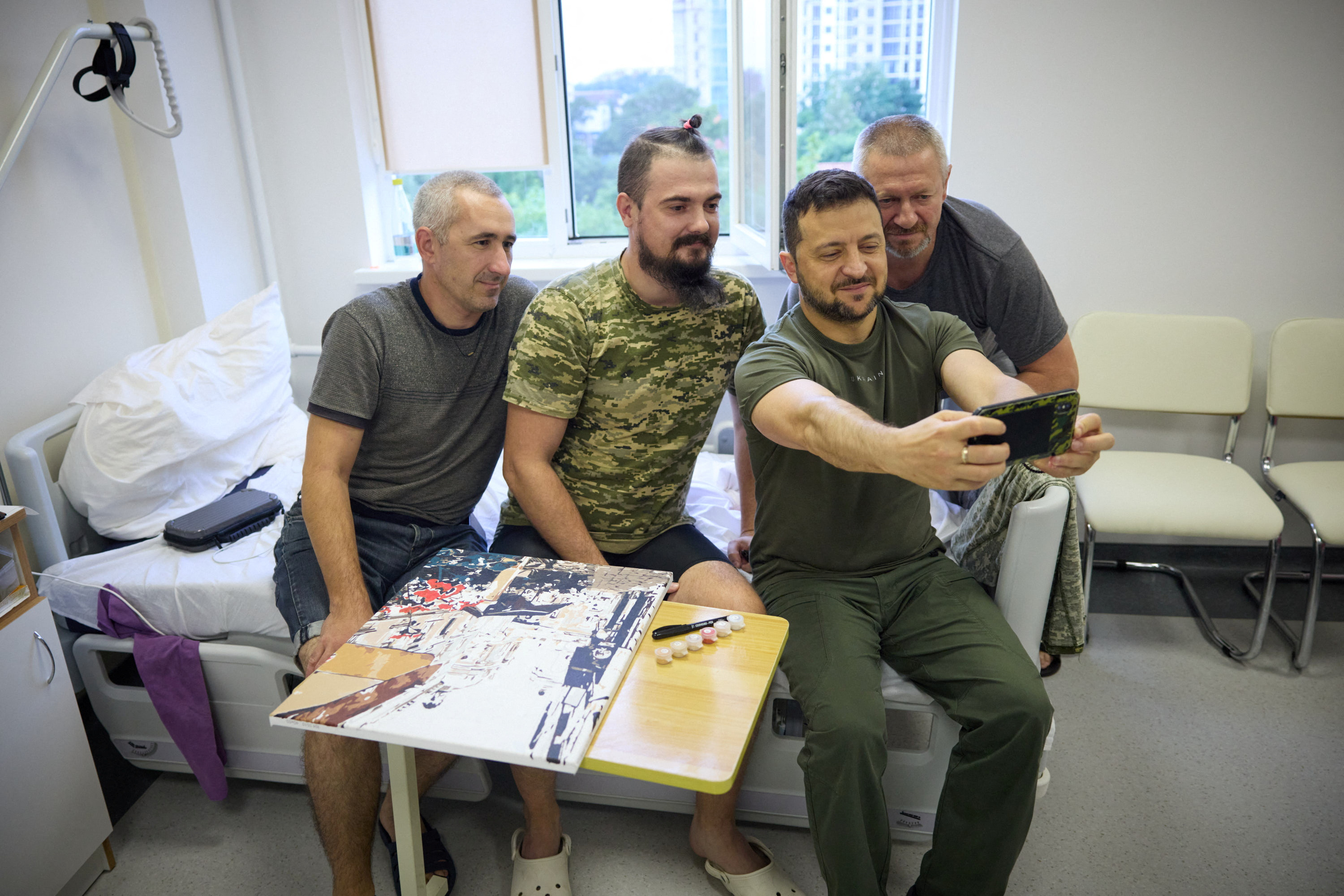 Wolodymyr Selenskyj macht ein Selfie mit Truppen im Krankenhaus