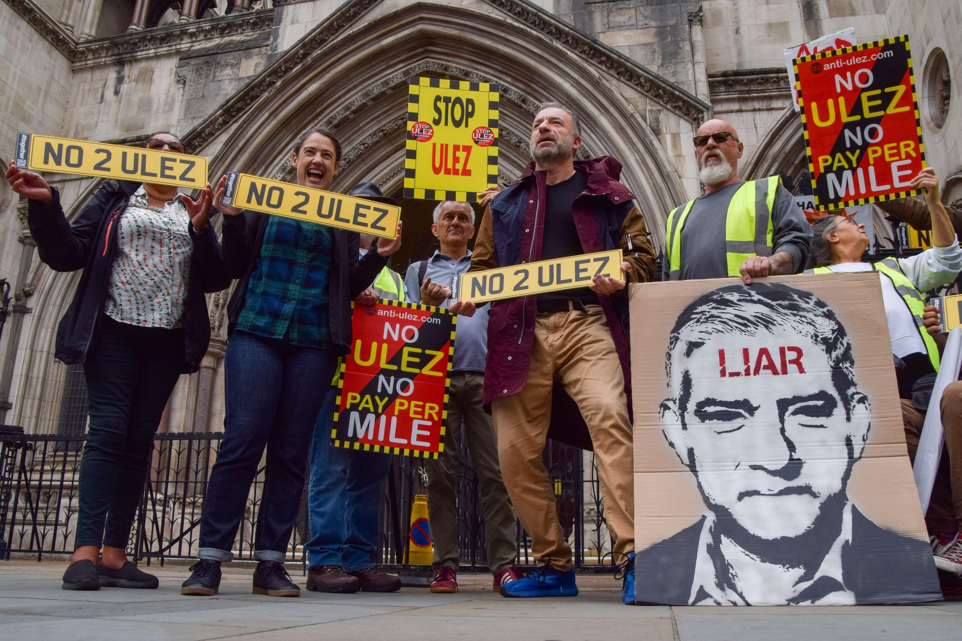 Demonstranten bei der Ulez-Anhörung vor dem Londoner High Court