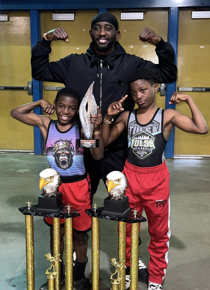 Crawfords zwei Söhne konkurrieren in der Schule im Ringen
