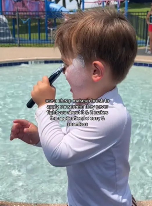 Die Content-Erstellerin zeigte den Zuschauern, wie sie ihrem Kleinkind einen Make-up-Pinsel gab, um seine eigene Sonnencreme aufzutragen
