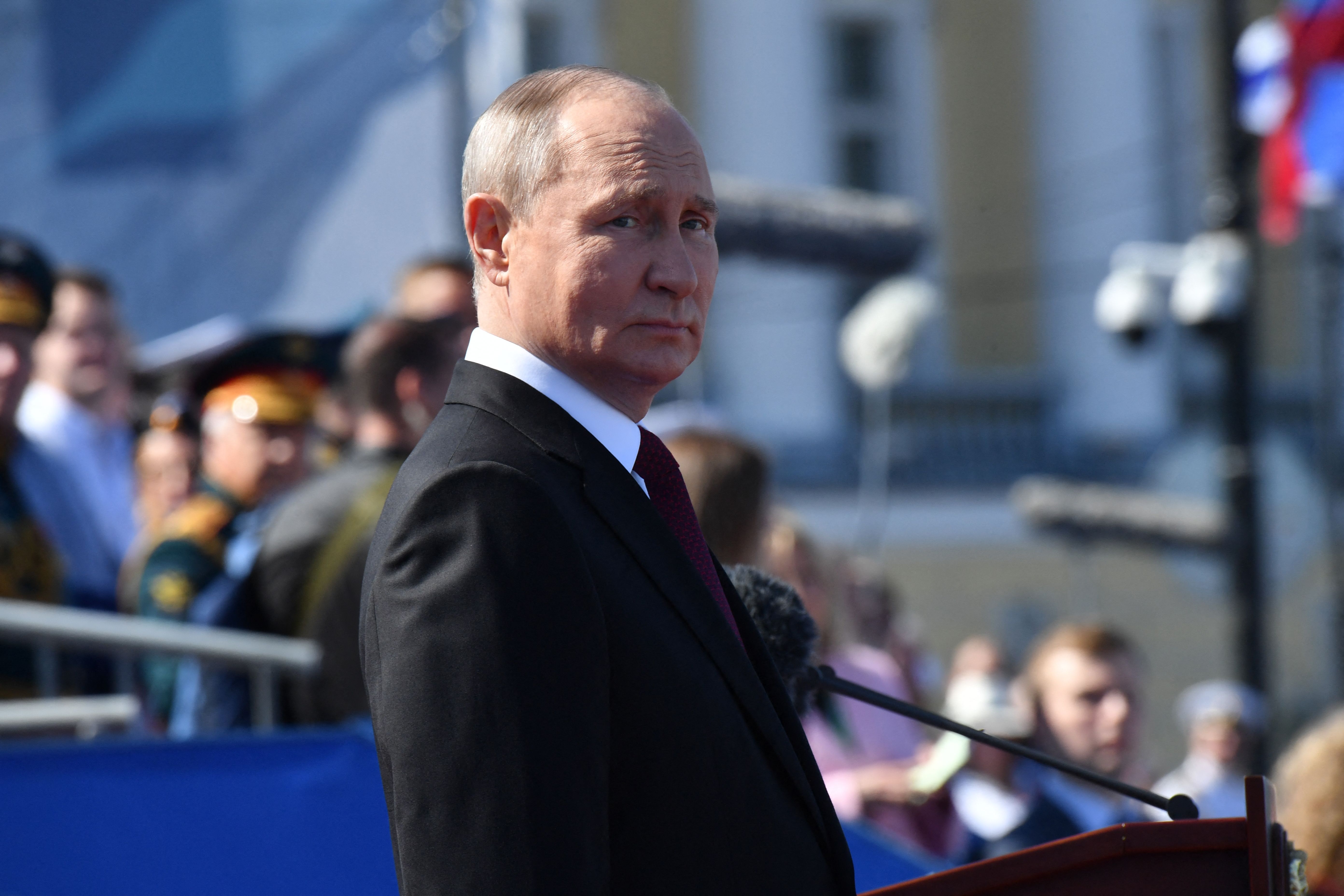 Putin wurde überrascht, als er an einem jährlichen Tag der Marine teilnahm